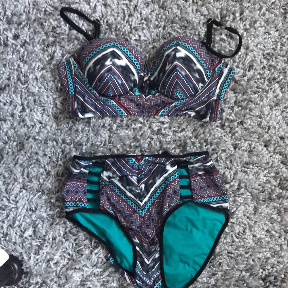 Kenneth Cole bikini with removal straps!